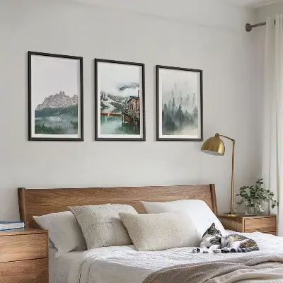 Gerahmtes Bilderset mit Motiv Berge See Hütte und Nebel