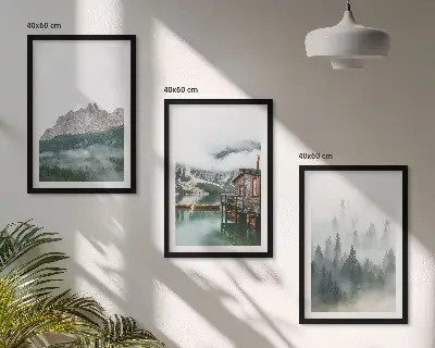 Gerahmtes Bilderset mit Motiv Berge See Hütte und Nebel