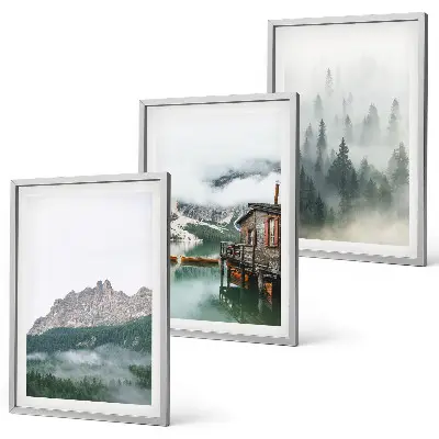 Gerahmtes Bilderset mit Motiv Berge See Hütte und Nebel