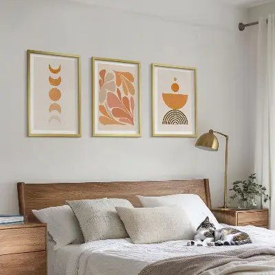 Gerahmtes Bilderset mit abstrakten orangen Formen
