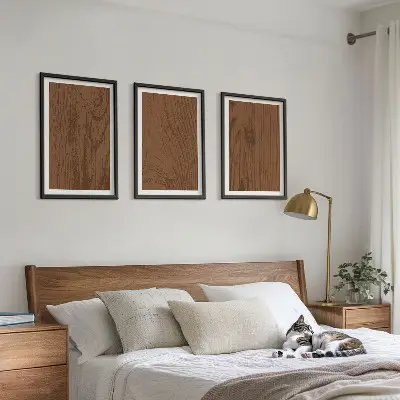 Gerahmtes Bilderset mit Holzstruktur und Rindenmotiv im minimalistischen Stil
