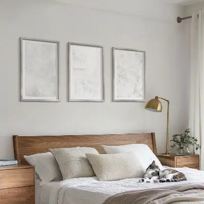 Gerahmtes Bilderset mit minimalistischem Hintergrund und weißen Punkten