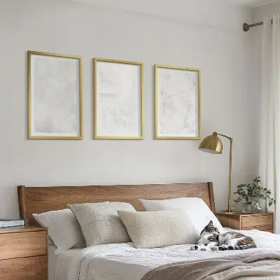 Gerahmtes Bilderset mit minimalistischem Hintergrund und weißen Punkten