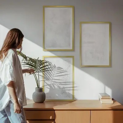 Gerahmtes Bilderset mit minimalistischem Hintergrund und weißen Punkten