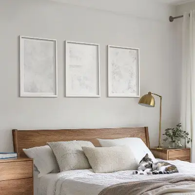 Gerahmtes Bilderset mit minimalistischem Hintergrund und weißen Punkten