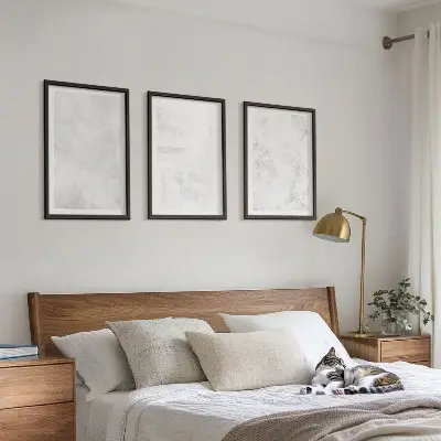 Gerahmtes Bilderset mit minimalistischem Hintergrund und weißen Punkten