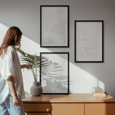 Gerahmtes Bilderset mit minimalistischem Hintergrund und weißen Punkten