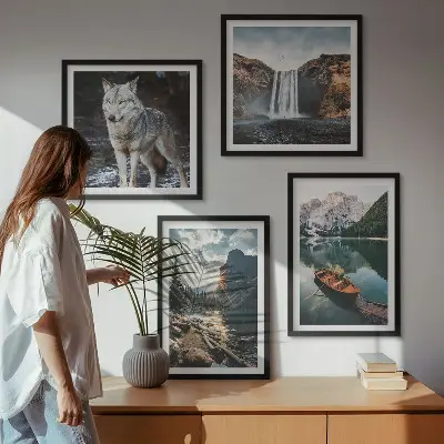 Polyptychon mit Rahmen mit Motiven von Bergen, Seen, Wasserfall und Wolf