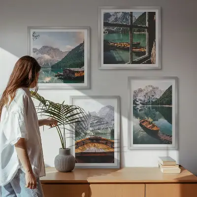 Polyptychon mit Rahmen mit Motiv von See, Bergen, Booten, Hütte und Fenster
