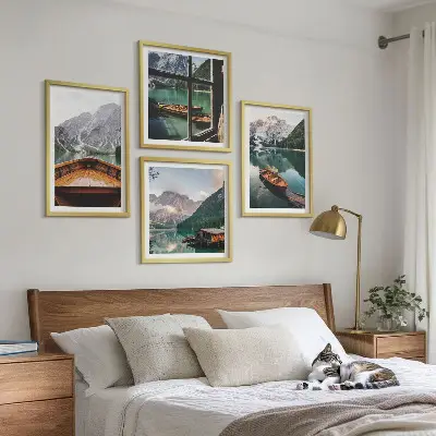 Polyptychon mit Rahmen mit Motiv von See, Bergen, Booten, Hütte und Fenster