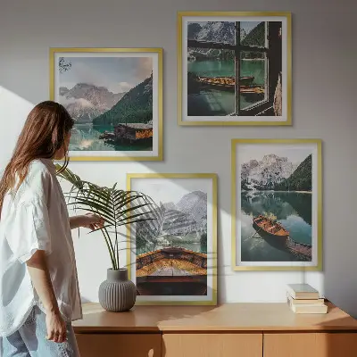Polyptychon mit Rahmen mit Motiv von See, Bergen, Booten, Hütte und Fenster