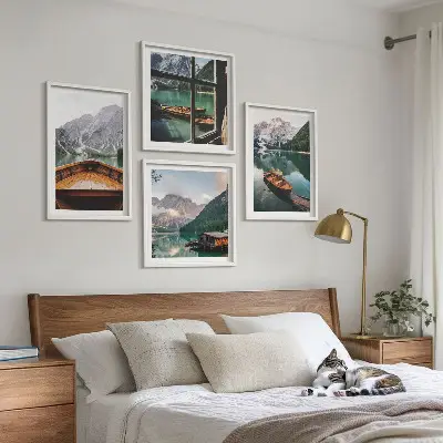 Polyptychon mit Rahmen mit Motiv von See, Bergen, Booten, Hütte und Fenster