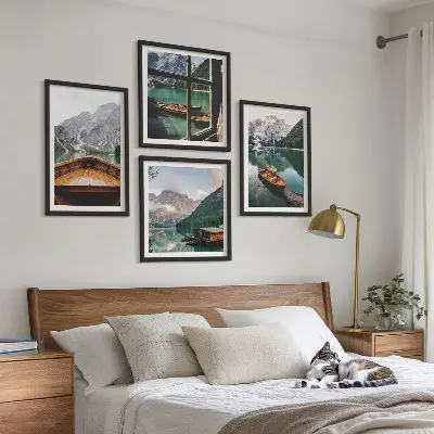 Polyptychon mit Rahmen mit Motiv von See, Bergen, Booten, Hütte und Fenster