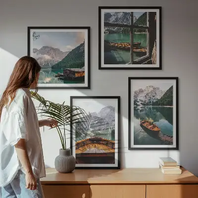 Polyptychon mit Rahmen mit Motiv von See, Bergen, Booten, Hütte und Fenster