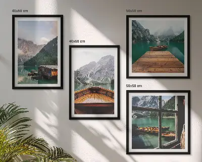 Polyptychon mit Rahmen mit Berglandschaften, Ferienhäusern und Booten