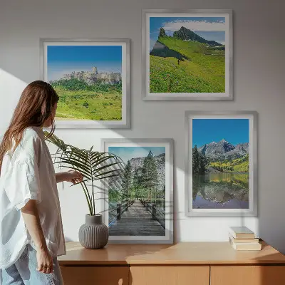 Grüne Hügel mit einer Burg als gerahmtes Polyptychon