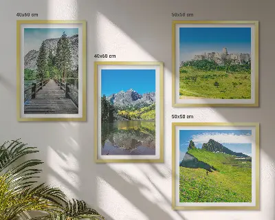 Grüne Hügel mit einer Burg als gerahmtes Polyptychon