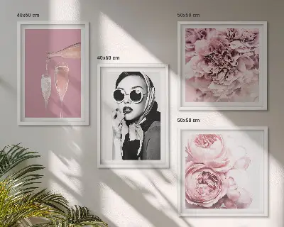 Wanddeko-Set mit Blumenmotiven wie Pfingstrosen und Rosen für ein elegantes Ambiente