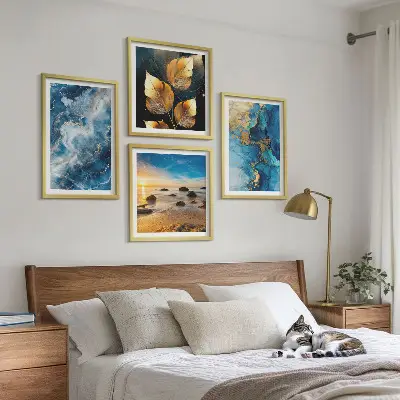 Polyptychon mit Rahmen mit blau-goldenen Mustern