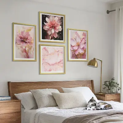 Wanddeko-Set mit Blumenarrangements aus weißen Rosen