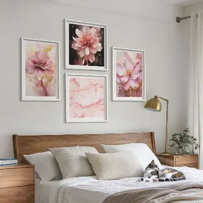 Wanddeko-Set mit Blumenarrangements aus weißen Rosen