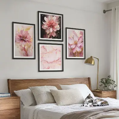 Wanddeko-Set mit Blumenarrangements aus weißen Rosen
