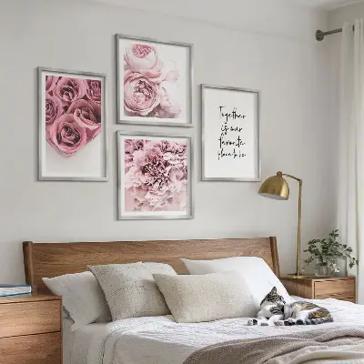 Blumensträuße mit Rosen und Hausinschrift als gerahmtes Polyptychon