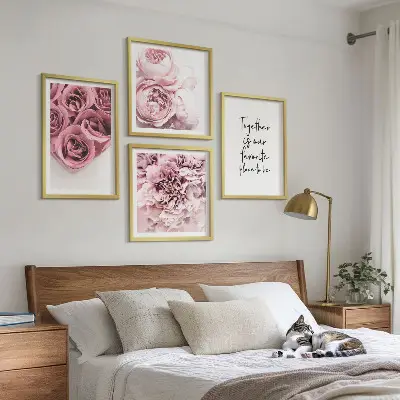 Blumensträuße mit Rosen und Hausinschrift als gerahmtes Polyptychon