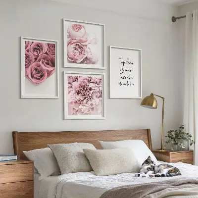 Blumensträuße mit Rosen und Hausinschrift als gerahmtes Polyptychon