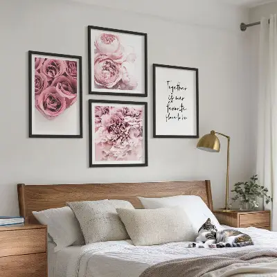 Blumensträuße mit Rosen und Hausinschrift als gerahmtes Polyptychon