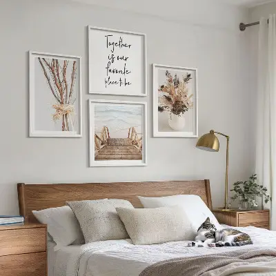 Wanddeko-Set mit minimalistischem Blumenzweige-Motiv in Natur