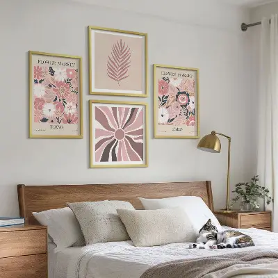 Wandbild mit Blumenmuster, Blättern und geometrischen Formen als gerahmtes Polyptychon