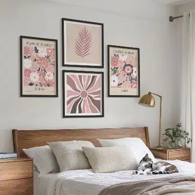 Wandbild mit Blumenmuster, Blättern und geometrischen Formen als gerahmtes Polyptychon