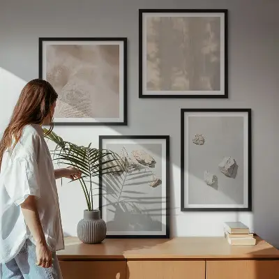 Boho-Stranddekoration aus Steinen als gerahmtes Polyptychon