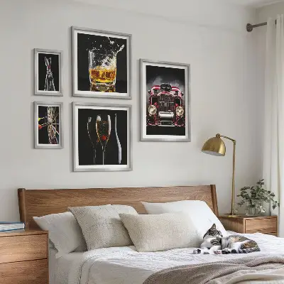 Bilderset für das Sofa mit stilvollen Retro-Auto- und Getränkemotiven