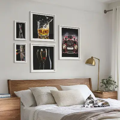 Bilderset für das Sofa mit stilvollen Retro-Auto- und Getränkemotiven