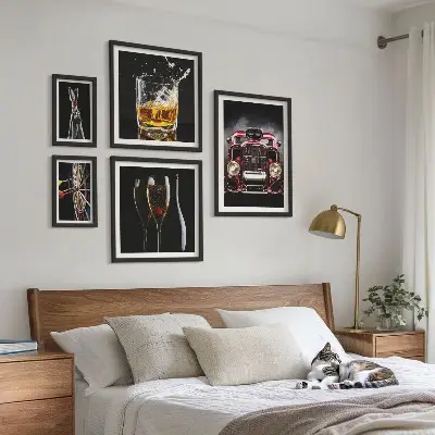 Bilderset für das Sofa mit stilvollen Retro-Auto- und Getränkemotiven