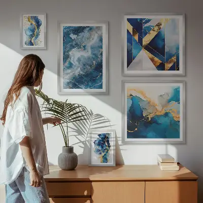 Modernes Wandbilder-Set mit abstrakten blauen Kompositionen