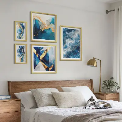Modernes Wandbilder-Set mit abstrakten blauen Kompositionen