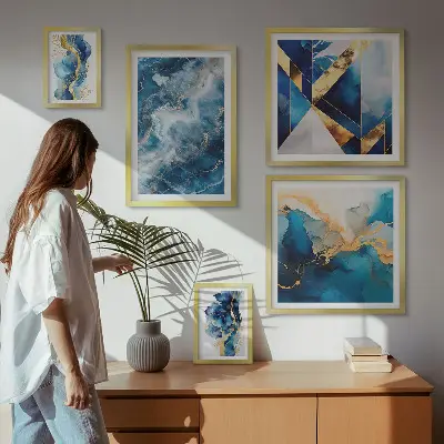 Modernes Wandbilder-Set mit abstrakten blauen Kompositionen
