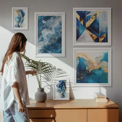 Modernes Wandbilder-Set mit abstrakten blauen Kompositionen