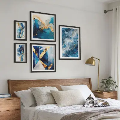 Modernes Wandbilder-Set mit abstrakten blauen Kompositionen