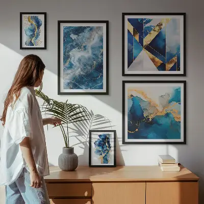 Modernes Wandbilder-Set mit abstrakten blauen Kompositionen