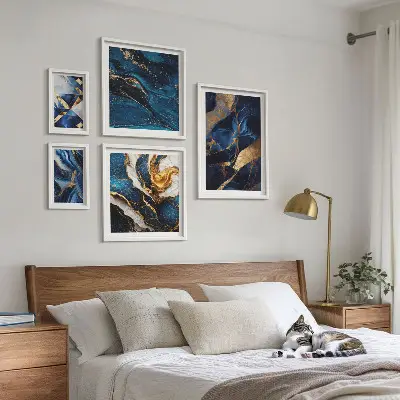 Bildergalerie-Set für die Wand mit abstrakten blauen Mustern