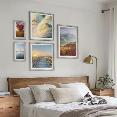 Modernes Wandbilder-Set mit Landschaften, Bergen, Herzen, Wellen und Ballons