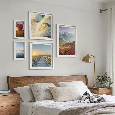 Modernes Wandbilder-Set mit Landschaften, Bergen, Herzen, Wellen und Ballons