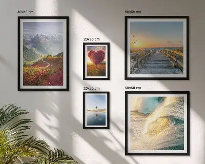 Modernes Wandbilder-Set mit Landschaften, Bergen, Herzen, Wellen und Ballons