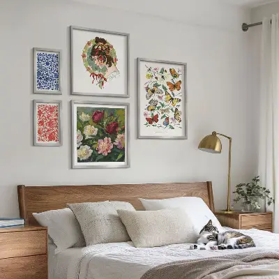 Modernes Wandbilder-Set mit Blumen, Schmetterlingen und Vintage-Dekorationen