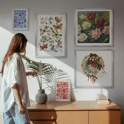 Modernes Wandbilder-Set mit Blumen, Schmetterlingen und Vintage-Dekorationen