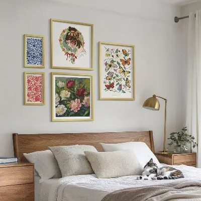 Modernes Wandbilder-Set mit Blumen, Schmetterlingen und Vintage-Dekorationen
